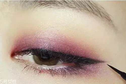 煙熏妝攻略，教你點不一樣的