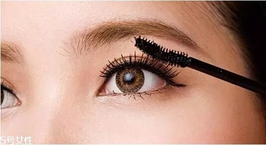 要去面試了，換個合適的妝容再去吧