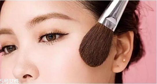 要去面試了，換個合適的妝容再去吧