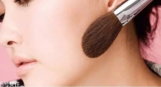 要去面試了，換個合適的妝容再去吧