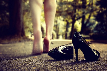 女性穿高跟鞋帶來(lái)的危害有哪些需要注意 女性穿高跟鞋帶來(lái)的危害有哪些需要注意