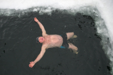 冬季游泳身體好幫助血液循環(huán) 冬季游泳身體好幫助血液循環(huán)