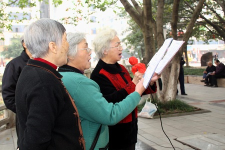 老人唱歌提升記憶力 老人唱歌提升記憶力