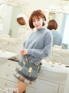 高領(lǐng)毛衣怎么搭配 選擇裙子會(huì)更美 高領(lǐng)毛衣怎么搭配 選擇裙子會(huì)更美