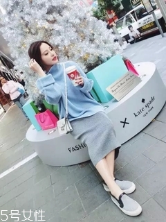 高領(lǐng)毛衣怎么搭配 選擇裙子會(huì)更美 高領(lǐng)毛衣怎么搭配 選擇裙子會(huì)更美