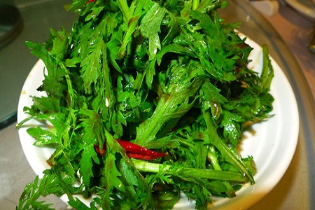 吃火鍋時搭配茼蒿 輕松預(yù)防臉部水腫