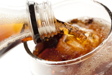 小孩經(jīng)常喝可樂對身體有什么危害 小孩經(jīng)常喝可樂對身體有什么危害