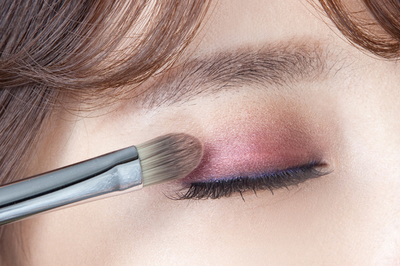 魅惑眼妝畫法 柔感煙燻眼影取代眼線 魅惑眼妝畫法 柔感煙燻眼影取代眼線