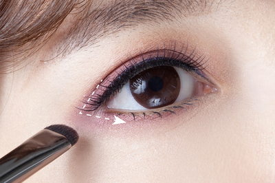 魅惑眼妝畫法 柔感煙燻眼影取代眼線 魅惑眼妝畫法 柔感煙燻眼影取代眼線