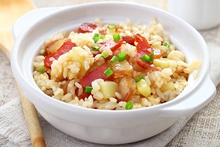 臘肉土豆?fàn)F飯?jiān)趺醋?健康午餐制作方法 臘肉土豆?fàn)F飯?jiān)趺醋?健康午餐制作方法