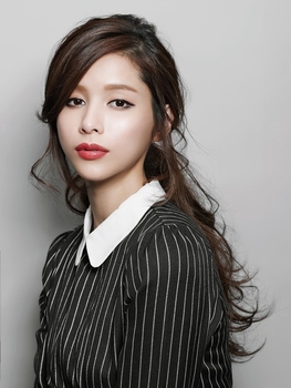 散發(fā)性感女人味 線條感低馬尾 散發(fā)性感女人味 線條感低馬尾