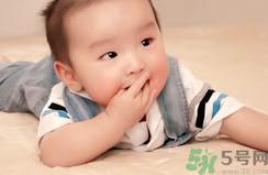 寶寶愛(ài)吃手指頭是怎么回事怎么辦.png 寶寶愛(ài)吃手指頭是怎么回事怎么辦.png