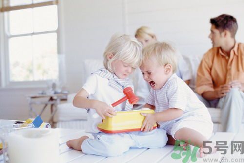 孩子打人搶玩具父母怎么辦.jpg 孩子打人搶玩具父母怎么辦.jpg