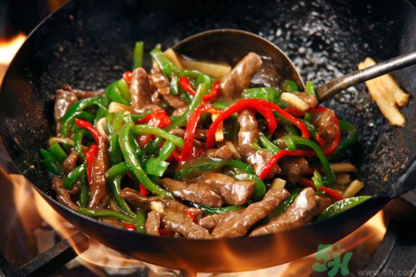 油膩的鍋怎么洗干凈 鍋上的污漬如何去除