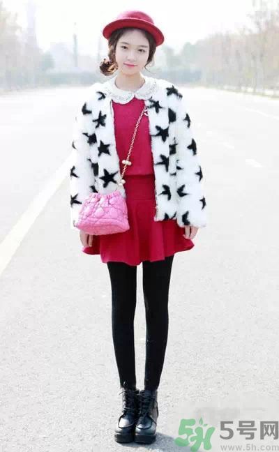 黑色蕾絲連衣裙配什么外套 黑色蕾絲連衣裙配什么外套