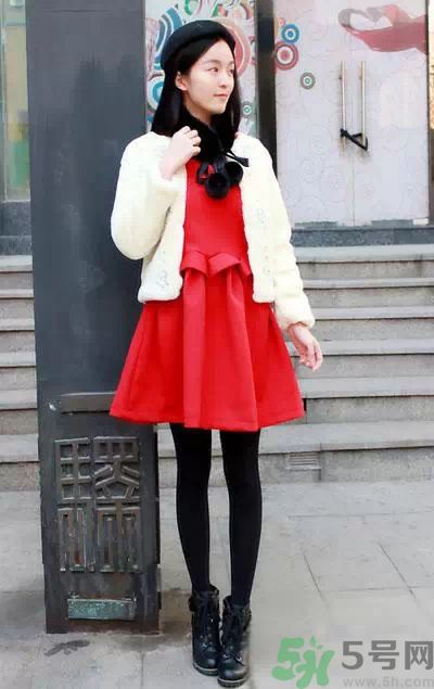 黑色蕾絲連衣裙配什么外套 黑色蕾絲連衣裙配什么外套