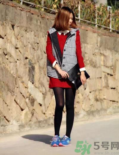 黑色蕾絲連衣裙配什么外套 黑色蕾絲連衣裙配什么外套