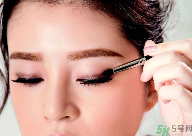 迷惑眼妝正流行 暈染唇搭配灰棕眼眸 迷惑眼妝正流行 暈染唇搭配灰棕眼眸