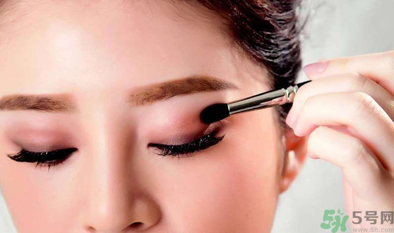 迷惑眼妝正流行 暈染唇搭配灰棕眼眸 迷惑眼妝正流行 暈染唇搭配灰棕眼眸