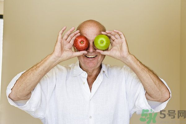 眼睛很紅眼屎很多是怎么回事 眼睛很紅眼屎很多是怎么回事