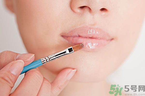 14歲男生嘴唇很紅正常嗎 14歲男生嘴唇很紅正常嗎