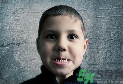 寶寶牙齒長(zhǎng)了小黑點(diǎn)怎么回事?長(zhǎng)了小黑點(diǎn)怎么辦.jpg 寶寶牙齒長(zhǎng)了小黑點(diǎn)怎么回事?長(zhǎng)了小黑點(diǎn)怎么辦.jpg