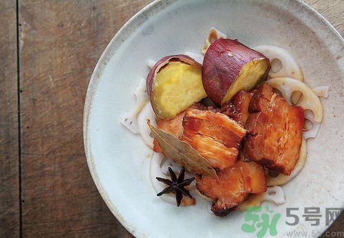 燉煮五花豬肉 燉煮五花豬肉