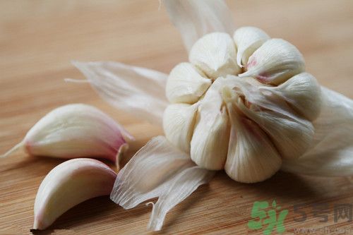 大蒜吃多了會(huì)怎么樣 大蒜吃多了會(huì)怎么樣