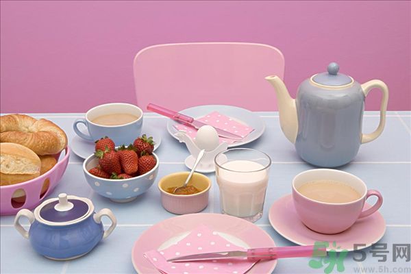 牛奶和紅糖能一起喝嗎 喝紅糖要注意什么 牛奶和紅糖能一起喝嗎 喝紅糖要注意什么