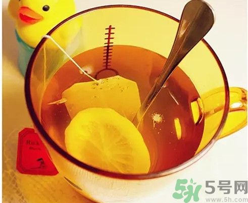 檸檬泡水的正確方式 檸檬泡水喝有什么好處 檸檬泡水的正確方式 檸檬泡水喝有什么好處