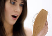 女性掉頭發(fā)很厲害是什么原因？掉頭發(fā)怎么辦？
