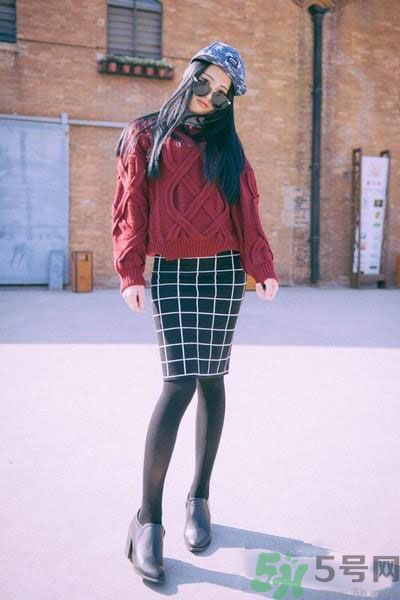 3、【搭配技巧】：黑色毛衣+格子包臀裙+黑色絲襪  【小編點(diǎn)評(píng)】：黑色毛衣搭配格子包臀裙，溫暖又有女人味，再配上一條黑色絲襪，十分修飾腿型，顯得整個(gè)人既高挑又纖瘦。