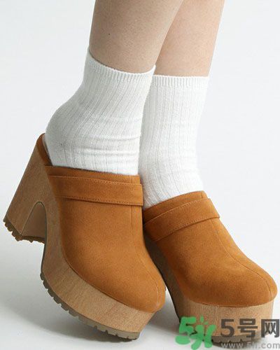 春天怎么穿出清新風(fēng)？日本女生的薩博涼鞋穿搭方法