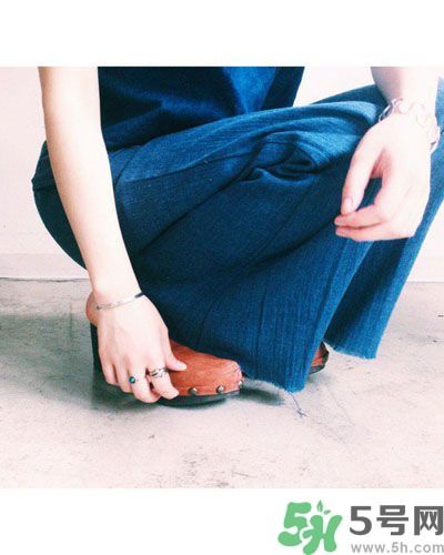 春天怎么穿出清新風(fēng)？日本女生的薩博涼鞋穿搭方法