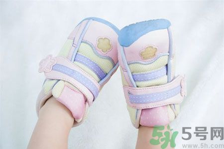 寶寶第一雙鞋有啥講究？寶寶學(xué)步鞋怎么選