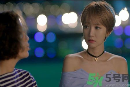 穿露肩服裝好搭配嗎？露肩衣服怎么搭配性感？