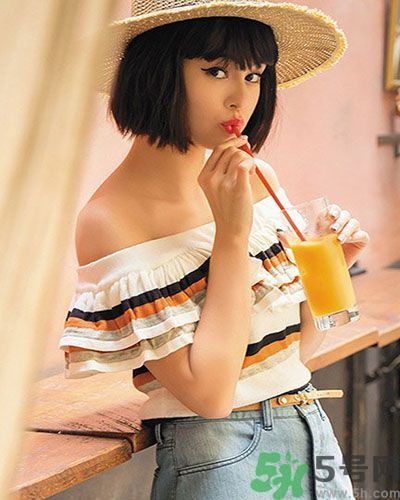 穿露肩服裝好搭配嗎？露肩衣服怎么搭配性感？