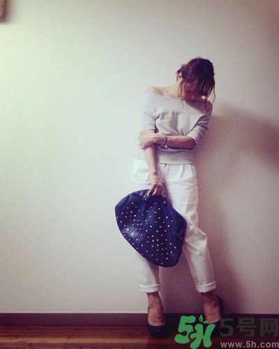 穿露肩服裝好搭配嗎？露肩衣服怎么搭配性感？