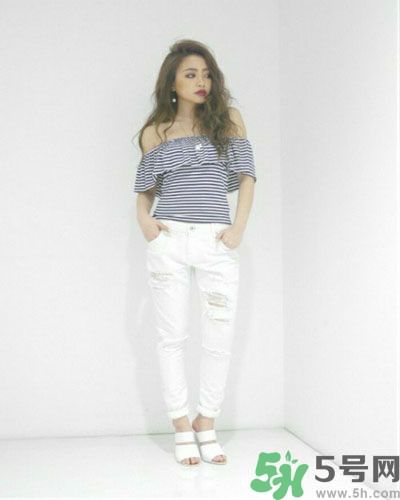 穿露肩服裝好搭配嗎？露肩衣服怎么搭配性感？