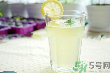 檸檬水怎么喝減肥？檸檬片用多少度的水泡最好？