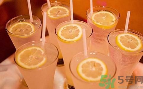 檸檬水怎么喝減肥？檸檬片用多少度的水泡最好？