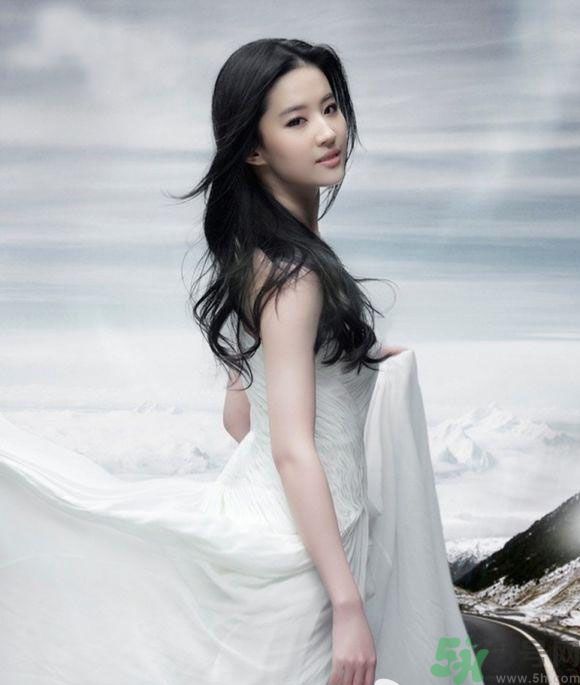 北電?；?劉亦菲 北電?；?鄭爽 北電校花-古力娜扎 北電?；?景甜 北電?；?景甜 中戲?；?章子怡 中戲校花-唐嫣 中戲?；?胡靜 中戲?；?曾黎 1、首先將少量粉底液涂在臉上，當(dāng)粉底和肌膚融合后，再上第二層粉底液，這樣更能夠遮蓋瑕疵。 1、如果要呈現(xiàn)完美的底妝裸妝感，要先檢視個(gè)人的肌膚狀況，如果你的肌膚狀況是屬于毛孔粗大肌膚，可以先使用毛孔類的遮瑕產(chǎn)品，讓毛孔變得不明顯。 1、另外要讓肌膚呈現(xiàn)自然的透亮感，妝前修飾乳絕對(duì)是關(guān)鍵，之后再通過不同色調(diào)粉底乳調(diào)整膚色，讓膚色更為白皙。 1、高光要選擇顏色比膚色略白的米色會(huì)看起來比較自然，額頭少涂一些，T區(qū)高光的重點(diǎn)在鼻子上。 1、在鼻梁上打上白色高光粉會(huì)使鼻梁看起來變高，而且能在鼻子的兩側(cè)形成自然的陰影。 1、裸色系的妝容最能突顯高級(jí)感。首先沿著睫毛根部描繪細(xì)細(xì)的眼線，搭配粘貼上下假睫毛。用高光粉涂抹內(nèi)眼窩及眼頭的C字區(qū)域，與眼頭暈染到一起，能夠自然而然地將面頰倒三角地帶強(qiáng)調(diào)出來。 1、涂抹潤澤的裸色唇膏，掩蓋唇紋。淡雅的裸色系妝容突出高級(jí)感，精致純粹、優(yōu)雅迷人。唇色也選擇裸色系色彩，令整個(gè)妝容看起來更加柔和。 1、用軟硬適中的粉底刷來上粉底，粉底刷的弧度能夠很好地與臉部貼和，使用量也能更好的被控制，令上妝效果細(xì)膩、均勻，同時(shí)又輕薄、貼合。使用略帶珠光的蜜粉在全臉輕掃一遍,注意在眼睛下方也掃上，有遮蓋眼袋及提亮的效果。 1、裸妝并不意味著可以完全忽略眼睛和雙唇，用最能體現(xiàn)自然效果的色彩來修飾眼睛和雙眸才是關(guān)鍵。至于眉毛，用透明睫毛膏輕輕修飾就好。 1、棕色系眼影最能自然襯托亞洲人的眼睛，在貼近睫毛處加重，然后向外漸漸暈開，是毫無夸張感的基本技法。用手指幫助暈開，更為自然。 1、睫毛膏一定不能忽略。準(zhǔn)備大小不一的兩支睫毛夾。先用大號(hào)的睫毛夾夾卷整個(gè)睫毛，再用小號(hào)的睫毛夾將眼角不易夾到的睫