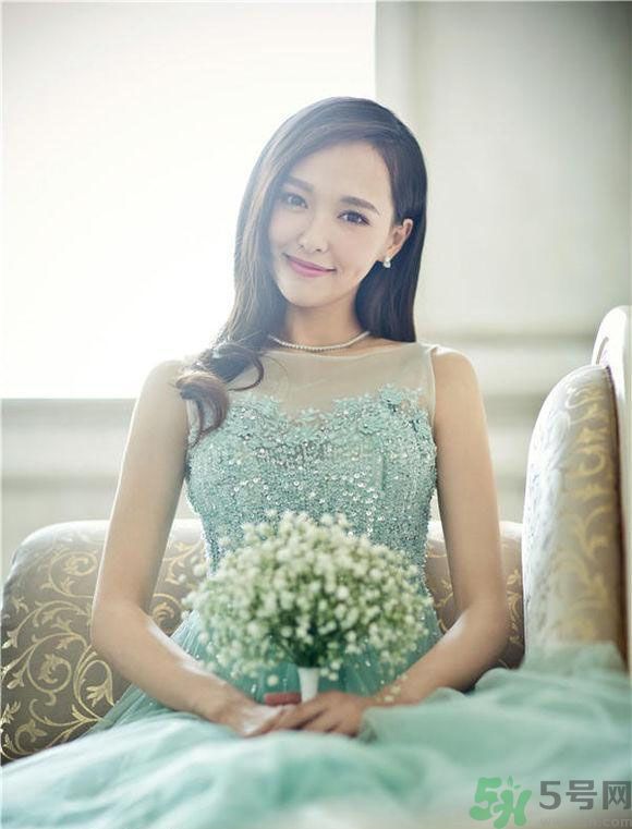 黑色的長粗眉使整個(gè)臉型更加精致和小巧，紅潤的臉妝和粉嫩的裸妝唇，為妝容的甜美度加分。黑色的粗眼線和卷翹的睫毛讓眼睛更靈動(dòng)有神。