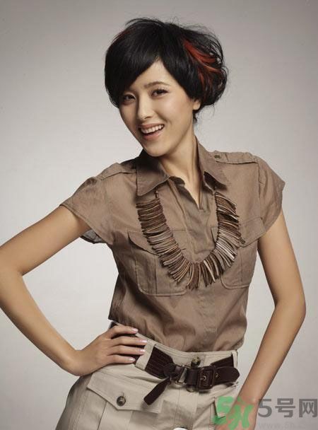 黑色的長粗眉使整個(gè)臉型更加精致和小巧，紅潤的臉妝和粉嫩的裸妝唇，為妝容的甜美度加分。黑色的粗眼線和卷翹的睫毛讓眼睛更靈動(dòng)有神。