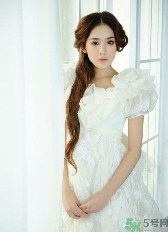 黑色的長粗眉使整個(gè)臉型更加精致和小巧，紅潤的臉妝和粉嫩的裸妝唇，為妝容的甜美度加分。黑色的粗眼線和卷翹的睫毛讓眼睛更靈動(dòng)有神。