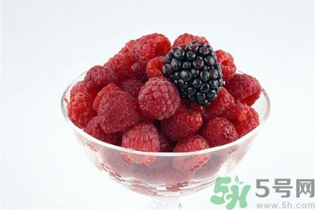 長(zhǎng)痘痘肌膚干燥怎么辦？肌膚干燥吃什么食物好？