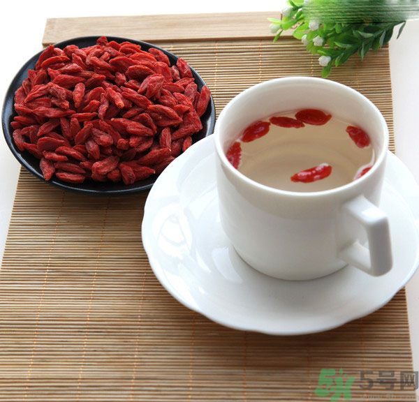 枸杞泡水有什么害處？枸杞泡水喝有什么好處？