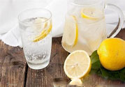 檸檬水怎么喝減肥？檸檬片用多少度的水泡最好？