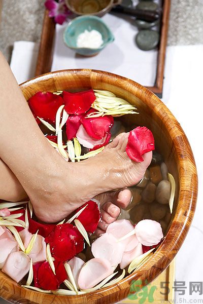 吃晚飯后多久可以泡腳？晚飯后泡腳好嗎？