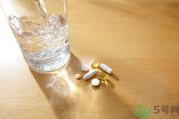 晚上睡前吃藥好嗎？睡前可以空腹喝藥嗎？